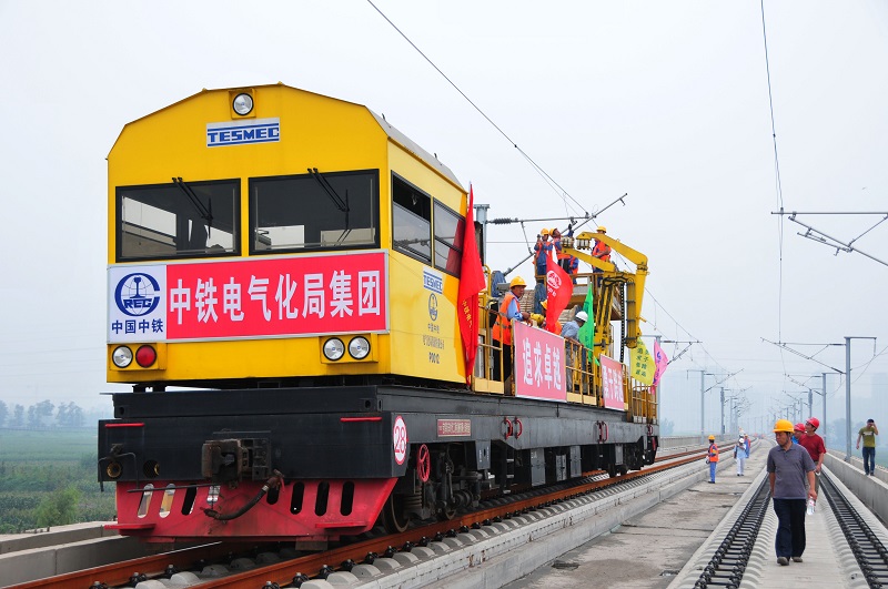 1-2  圖為津秦鐵路客運專線接觸網導線架設作業現場。 李朝臻攝.jpg