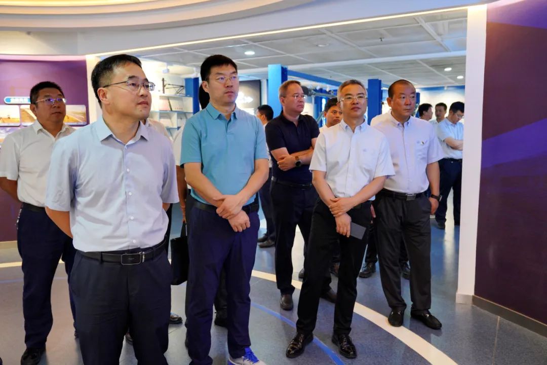 郭戈參觀高鐵電氣企業展廳.jpg
