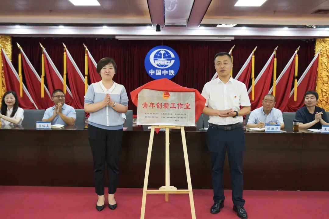 班景平與高婷為青年創新工作室揭牌.jpg